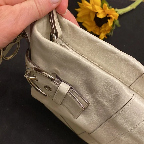 Coach crossbody bag in cream- silver hardware detail - Picture 6 of 8